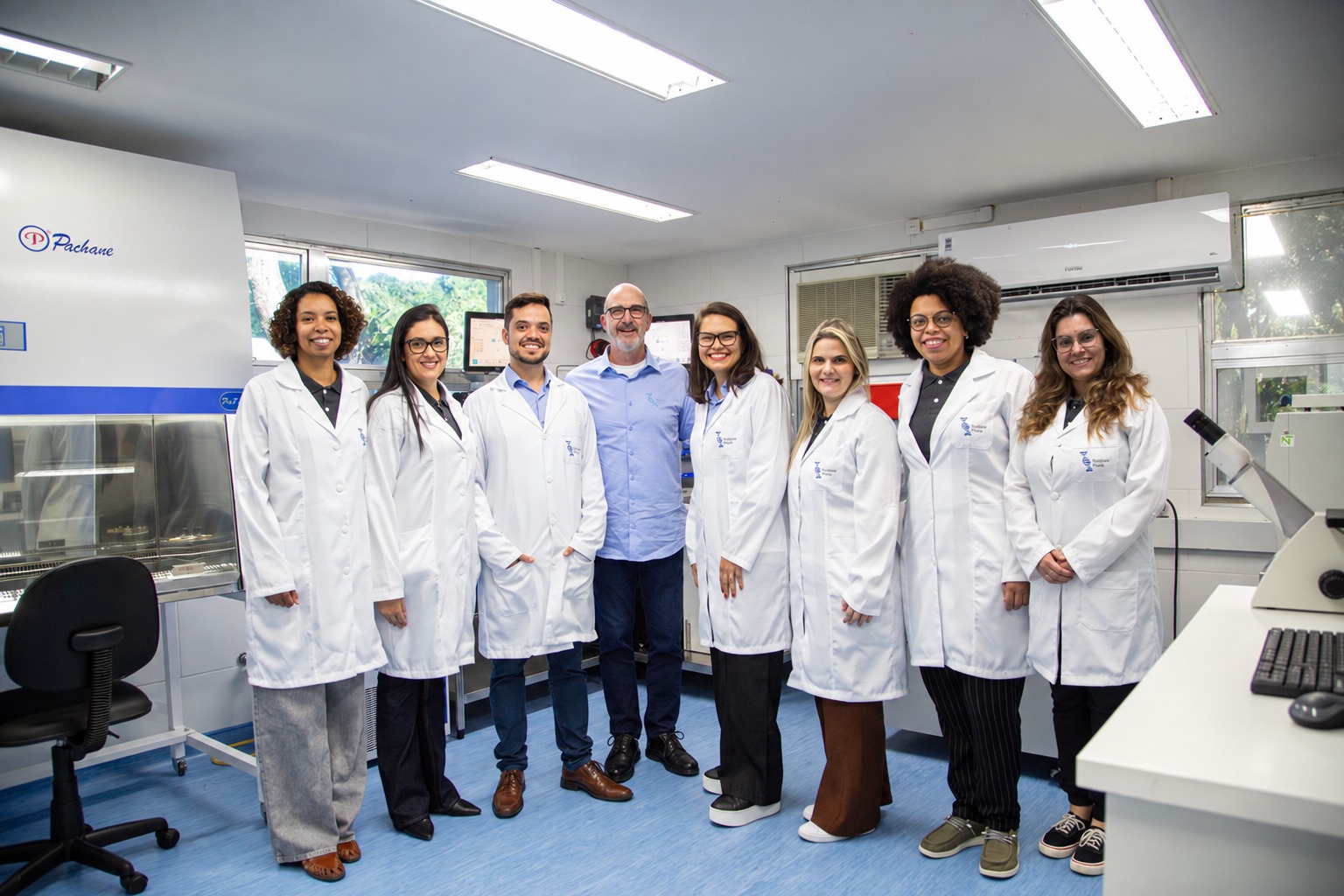 Equipe da Sustineri Piscis reunida no laboratório.